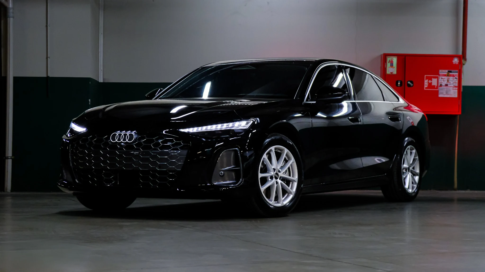Siyah Audi A6 önden üç çeyrek ilan çekimi