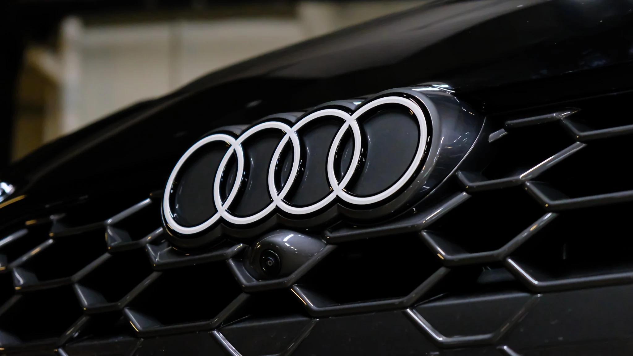 Audi A6 ön ızgara ve Audi logo detayı