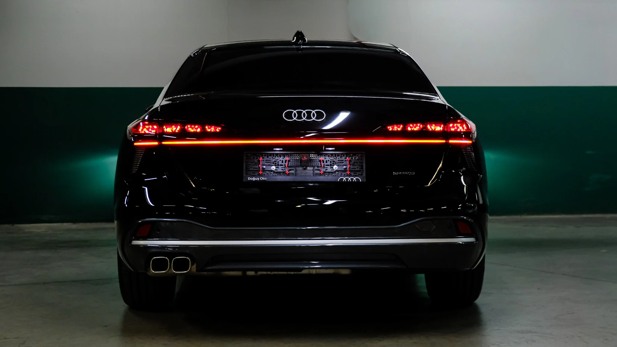 Siyah Audi A6 arkadan ilan çekimi